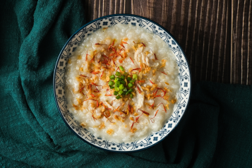 A bowl of porridge.